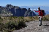 No alto do Morro da Luva, admirando o Garrafão e a Pedra do Sino, no 2o dia da travessia do Parque Nacional da Serra dos Órgãos, no Rio de Janeiro